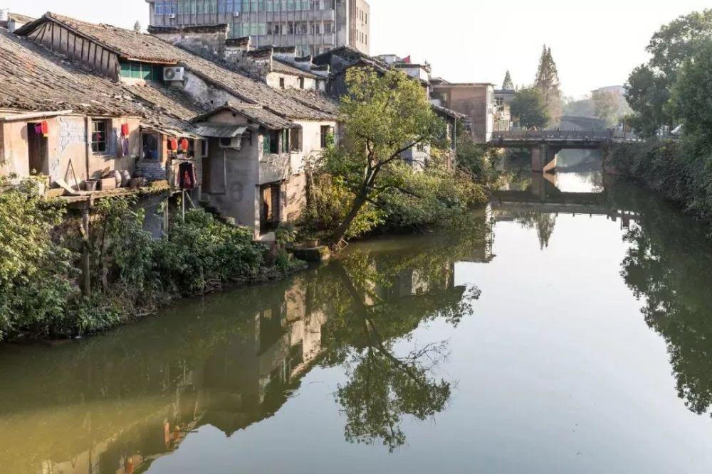 特朗普强势回归，吓坏两国领导人，唯一能阻止他的，只剩一个地方